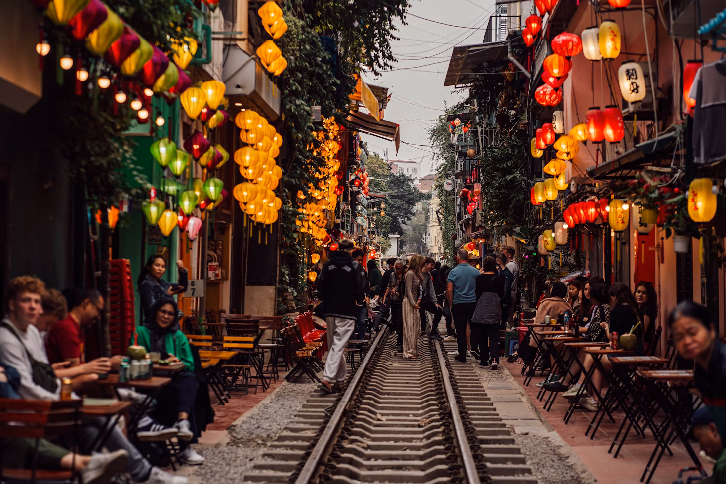 hanoi-train-street