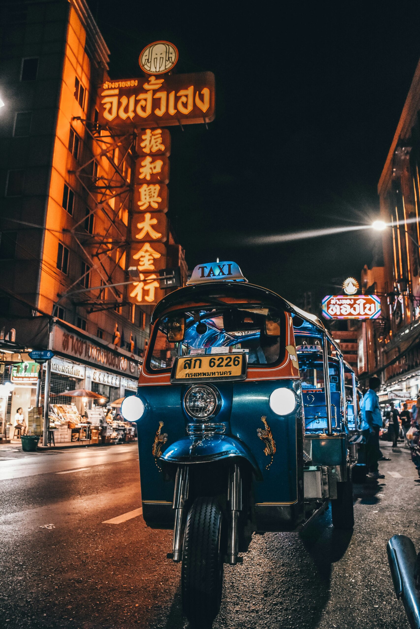 bangkok-street-night