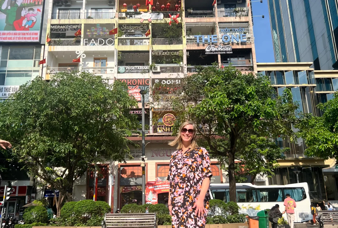 Meike vor den Cafe Apartments in Ho Chi Minh City