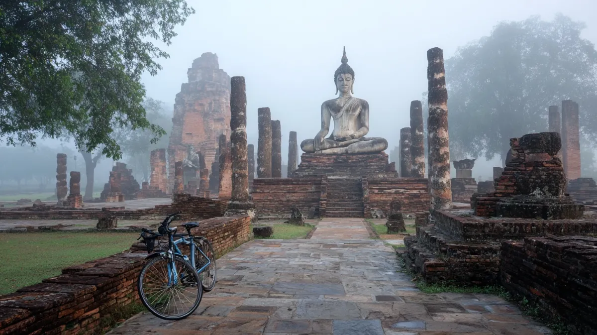 Sukhothai Historical Park Buddha-Statue im Morgennebel